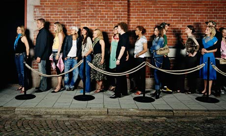 pee1peoplewaitinginlineou005.jpg