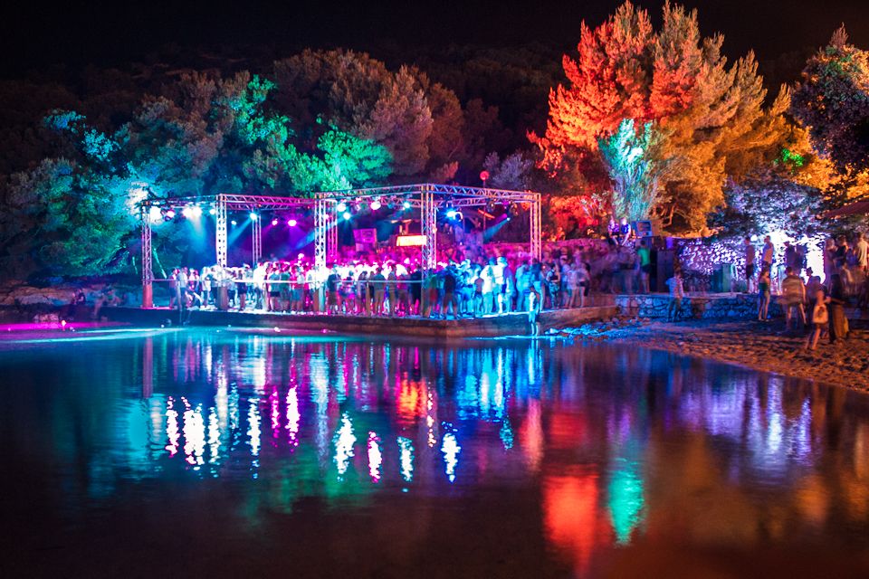 beach_stage_at_night_-_credit_khris_cowley_here_and_now.jpg